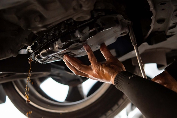 Mechanikas tikrina automobilio paskirstymo grandinę ir alyvos lygį, siekdamas užtikrinti sklandų variklio veikimą.