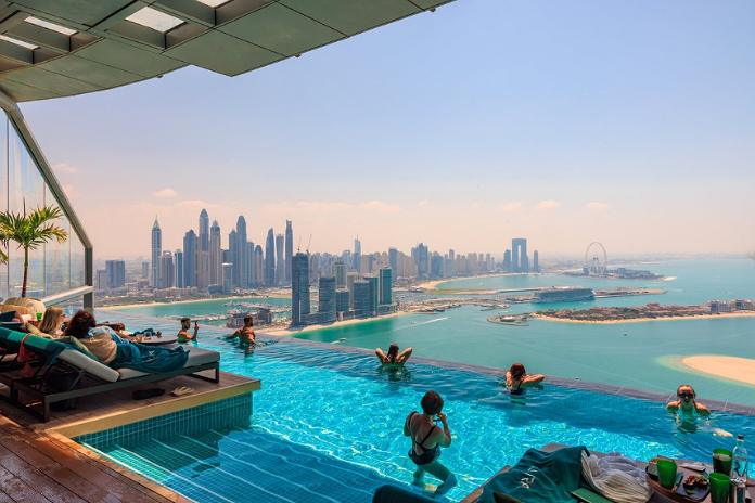 Aukščiausiai pasaulyje įrengtas 360 laipsnių begalybės baseinas Dubajuje.