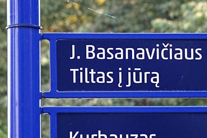 Ženklas Palangoje, nurodantis J. Basanavičiaus gatvę ir kelią link tilto į jūrą.