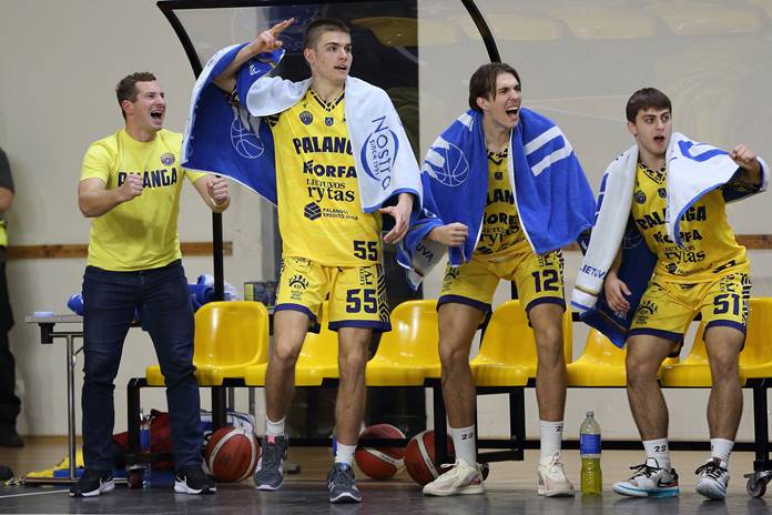 „Palangos Olimpo“ krepšininkai emocingai reaguoja į sėkmingą momentą 7Bet-NKL rungtynėse.