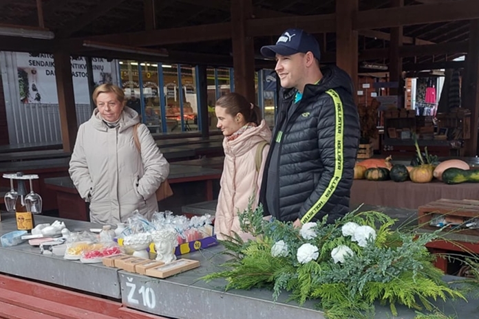 Palangos turgaus socialinių dirbtuvių Visų Šventųjų dienos puokščių prekyba.
