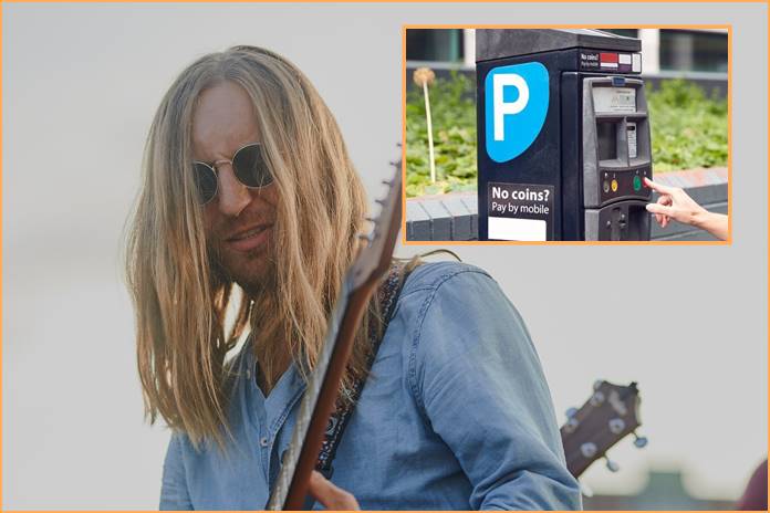 Robertas Semeniukas su gitara ir stovėjimo automatas, sukėlęs netikėtą incidentą dėl 1383 eurų mokesčio už parkavimą.