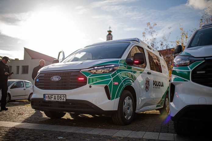 26 tarnybinių policijos automobilių (Ford Transit Custom) perdavimo policijos įstaigoms ceremonija. Nuotraukos autorius Josvydas Elinskas (ELTA)