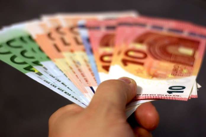 Rankoje laikomi eurų banknotai – grynieji pinigai.