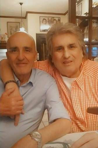 Maestro Toto Cutugno su bičiuliu – gyvenimo akimirkos už scenos ribų.