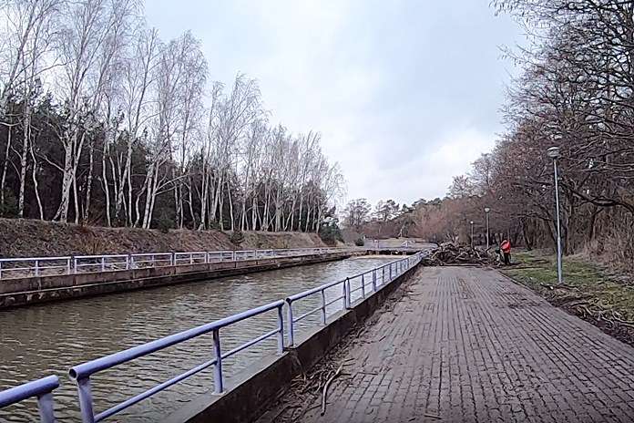 Debesuotas pajūrio dangus su švelniu lietumi ir šilta temperatūra.