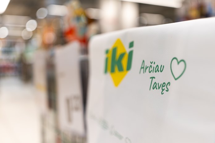 „Iki“ logotipas su užrašu „Arčiau Tavęs“ ant prekybos tinklo pakuotės, simbolizuojantis artumą ir rūpestį.