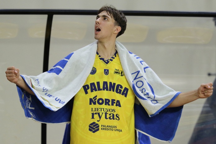 Palangos „Olimpo“ lyderis Nojus Pabrieža sužibėjo aikštėje – jis pelnė 21 tašką, atkovojo 5 kamuolius ir atliko 2 rezultatyvius perdavimus, surinkdamas 22 naudingumo balus. Nuotrauka A. Reivyčio / NKL