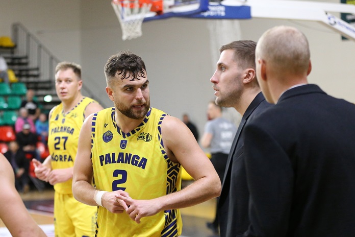 Palangos „Olimpo“ žaidėjai ir treneriai aptaria strategiją lemiamoms rungtynių minutėms.