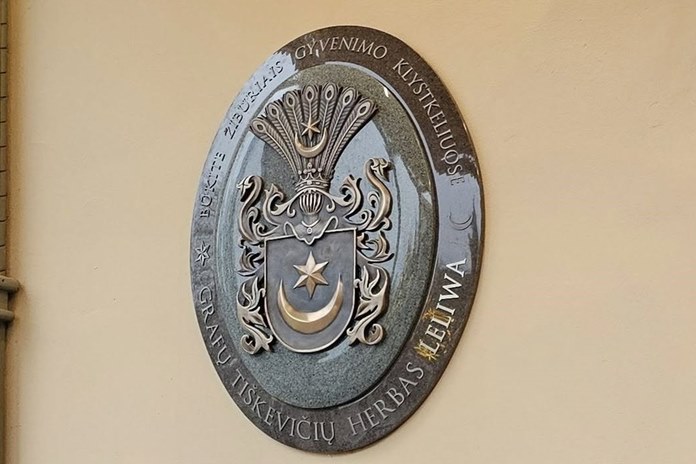 Kurhauzo fasadą papuošė garsiosios giminės herbas.