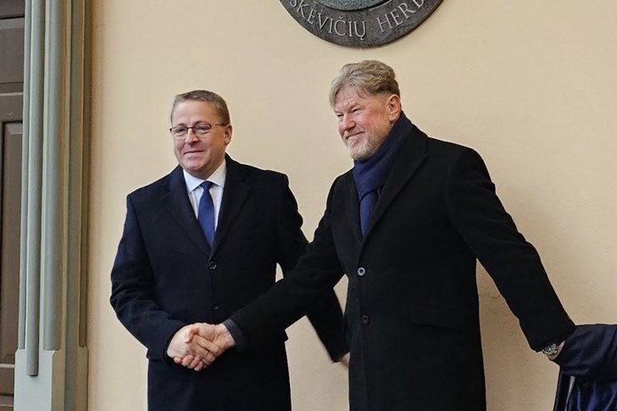 Palangos miesto meras Šarūnas Vaitkus ir herbo vienas iš autorių Vakaris Bernotas. Palangos miesto savivaldybės nuotrauka.
