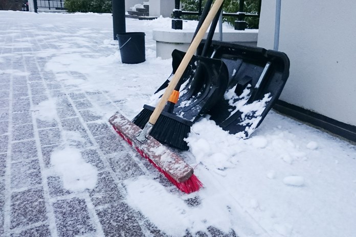 Žiema papildomas darbas ar fizinis aktyvumas - sniego kasimas. Nuotrauka Irmanto Dauginčio.