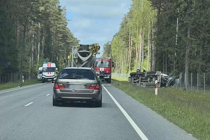 Avarija kelyje Palanga – Šventoji: apvirto sunkiasvoris betonvežis