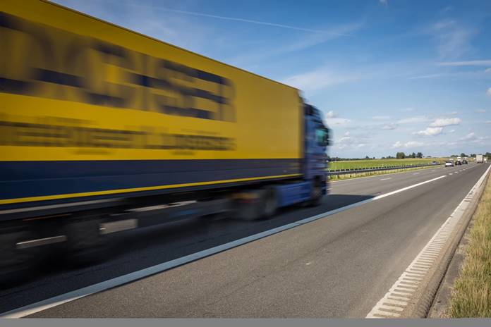 Krovininis transportas važiuojantis krašto keliu pro Palangą