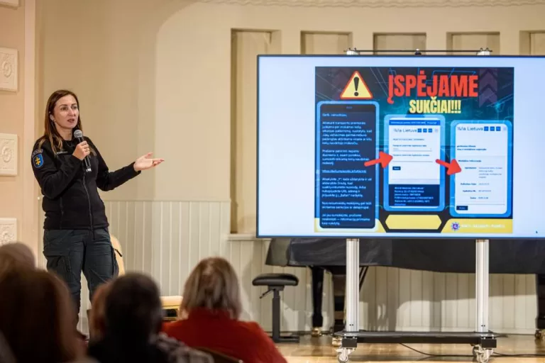 Prevencijos pareigūnai Palangoje senjorams vėl priminė kaip saugotis nuo sukčių