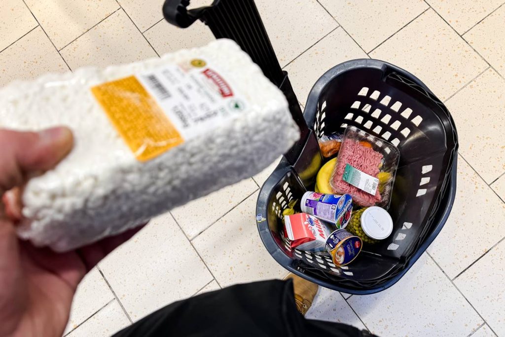 Kur sausį apsipirkti pigiausia? Tyrimas palygino prekių krepšelius