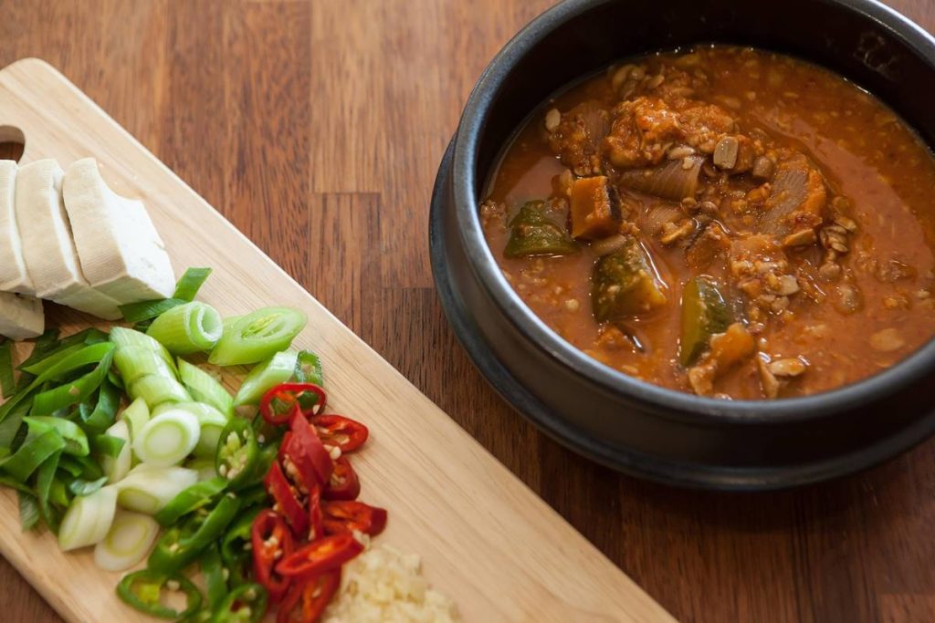 Sotu, pigu ir šildo – pasigaminkite dvi čanachų versijas: vegetarišką ir su kiauliena