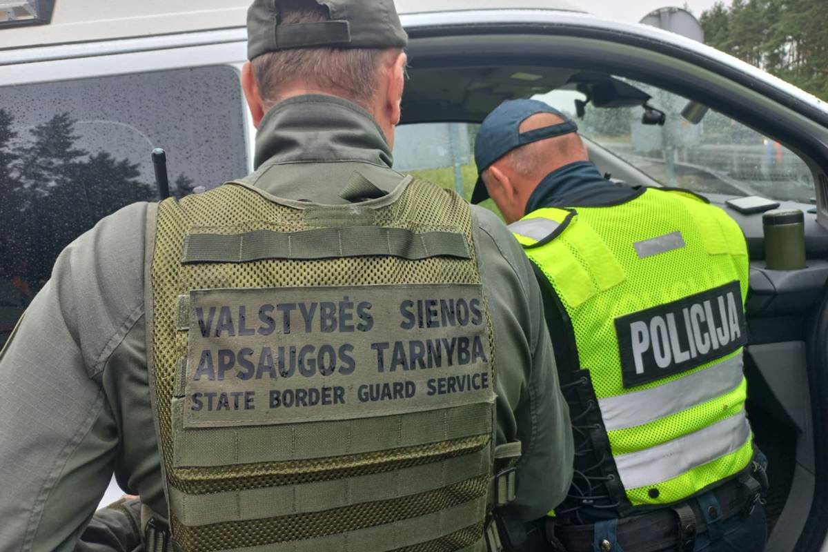 Bendro reido metu Lietuvos ir Latvijos pareigūnai tikrino transporto priemones, vairuotojų blaivumą ir užtikrino viešąją tvarką pasienio ruože. Nuotrauka Klaipėdos apskrities vyriausiojo policijos komisariato.
