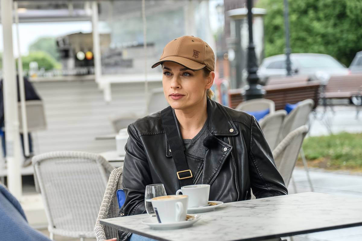 Inga Jankauskaitė lauko kavinėje Klaipėdoje per laidos „Pokalbiai prie jūros. Atostogų ritmu“ filmavimą.